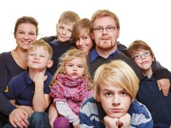 huge family portrait with parents and six kids