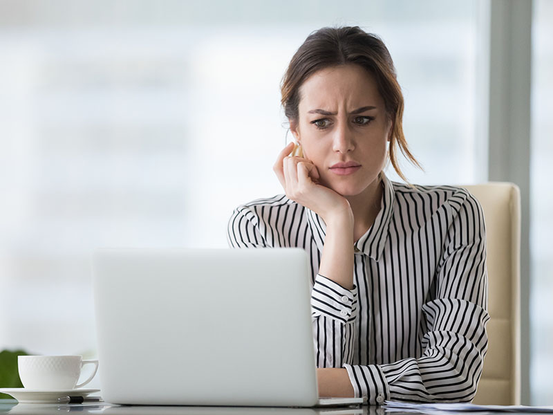 female advisor with laptop