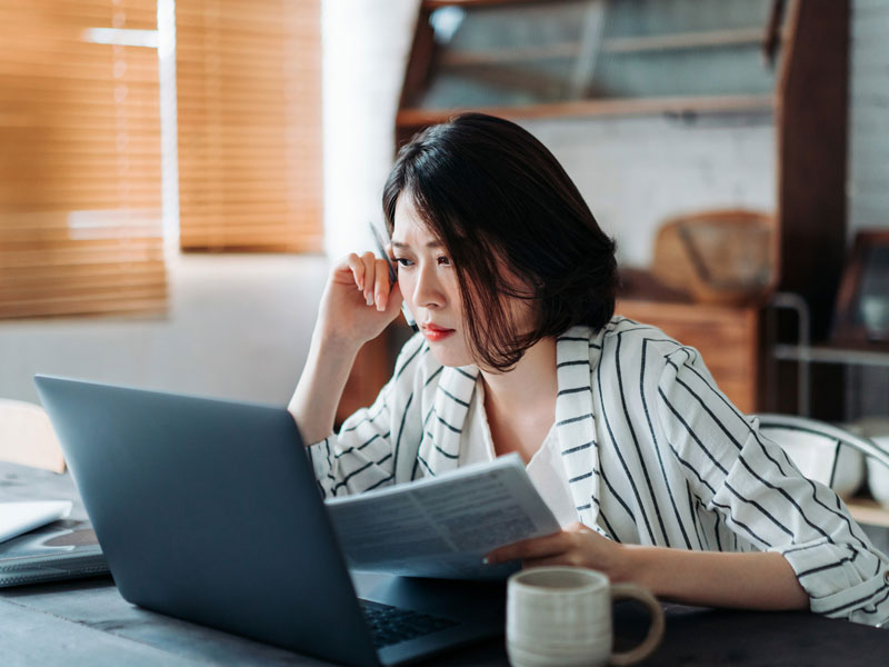 woman stressed over uneasy stock market